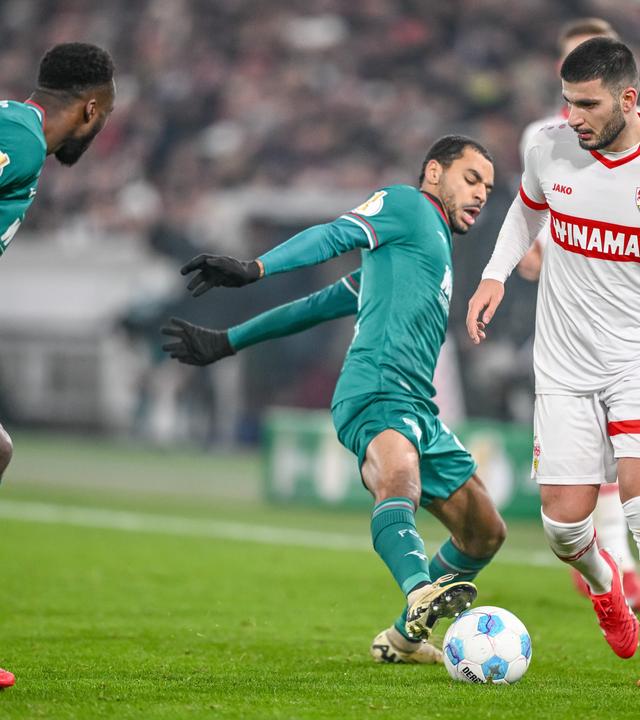 Chrislain Matsima (FC Augsburg), Alexis Claude-Maurice (FC Augsburg) und Deniz Undav (VfB Stuttgart) im Zweikampf waehrend des DFB-Pokal