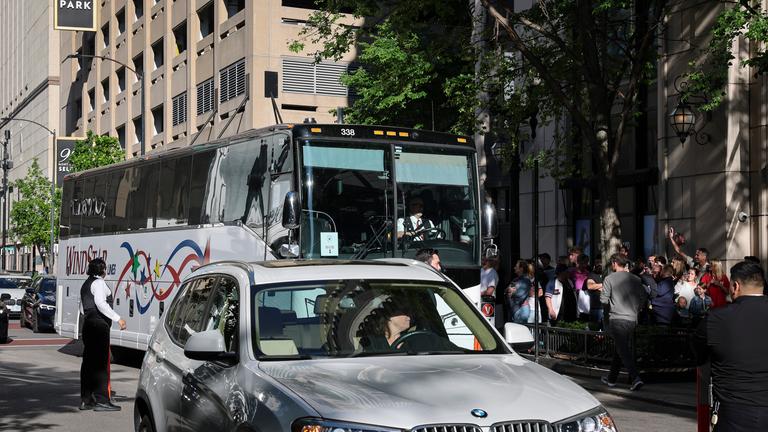 Bus mit dem DFB-Team fährt nach Ankunft durch Chicago