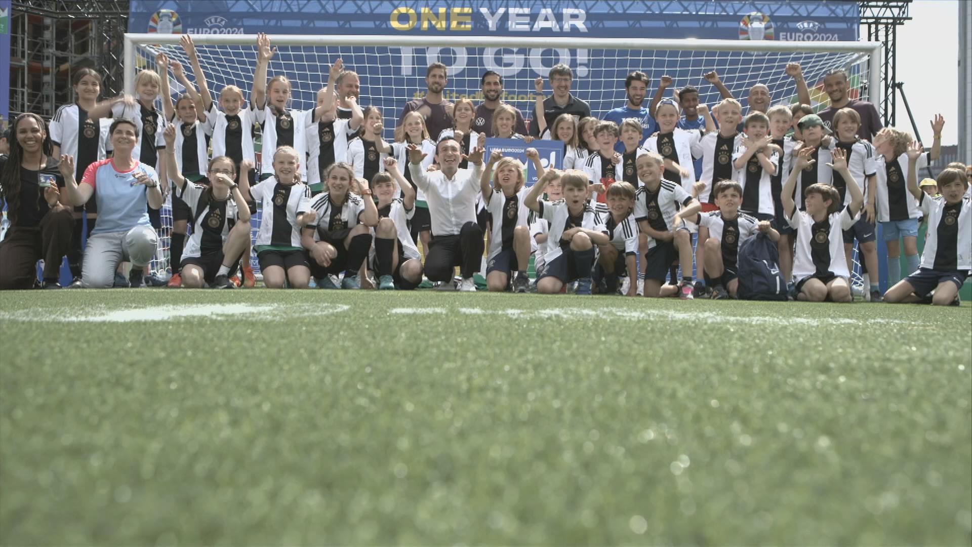 Spieler und Fans der deutschen Nationalmannschaft auf einem Fanfest in Frankfurt am Main