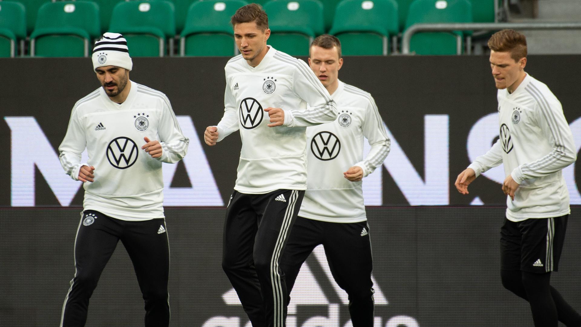 Ilkay Gündogan (v.l.), Niklas Stark, Lukas Klostermann und Marcel Halstenberg beim Abschlusstraining in Wolfsburg