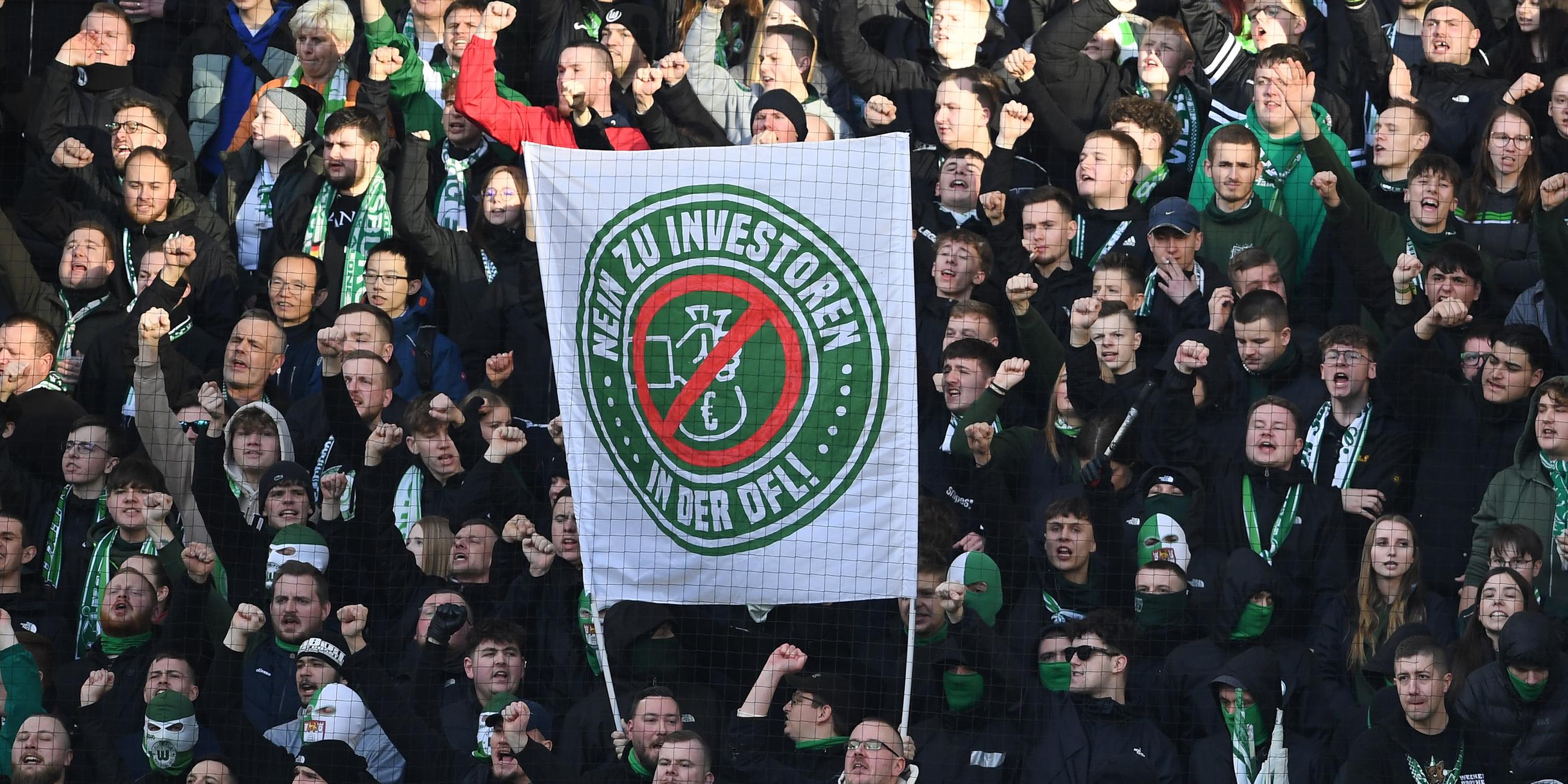 Fanproteste gegen Investor in der DFL in Wolfsburg
