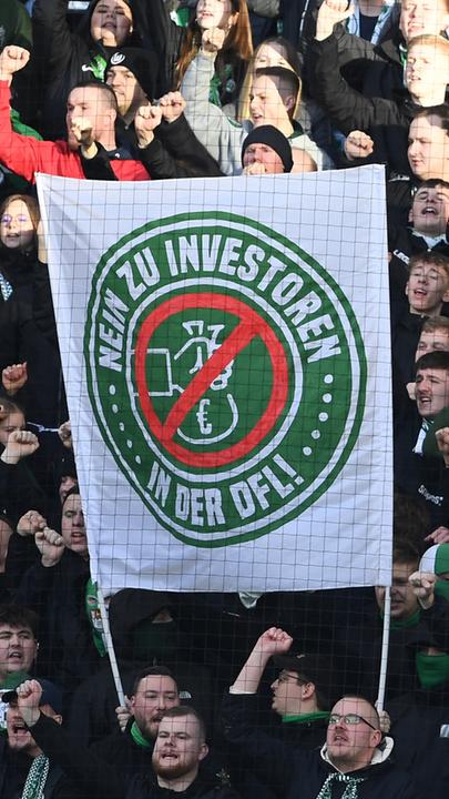 Fanproteste gegen Investor in der DFL in Wolfsburg