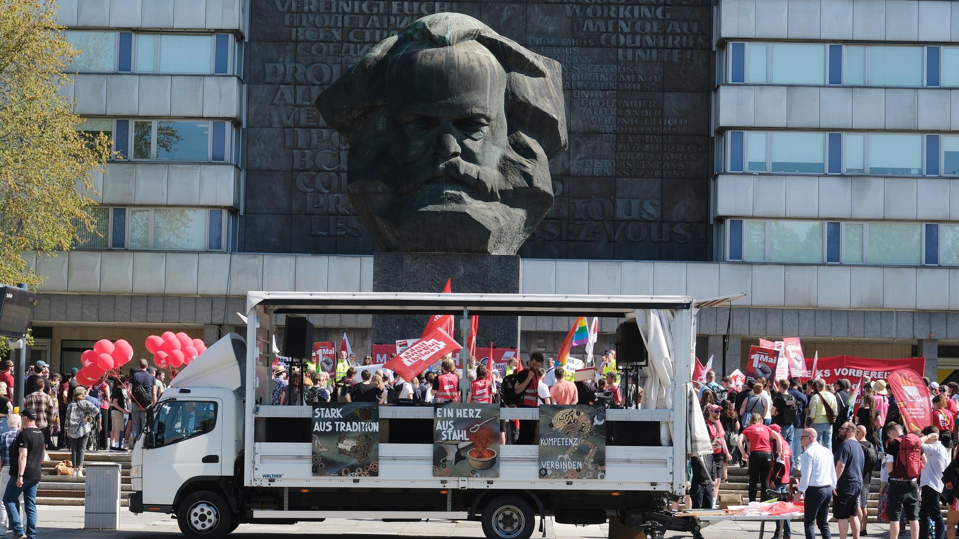 Teilnehmer einer Veranstaltung des Deutschen Gewerkschaftsbundes (DGB) versammeln sich am Karl-Marx-Monument. 