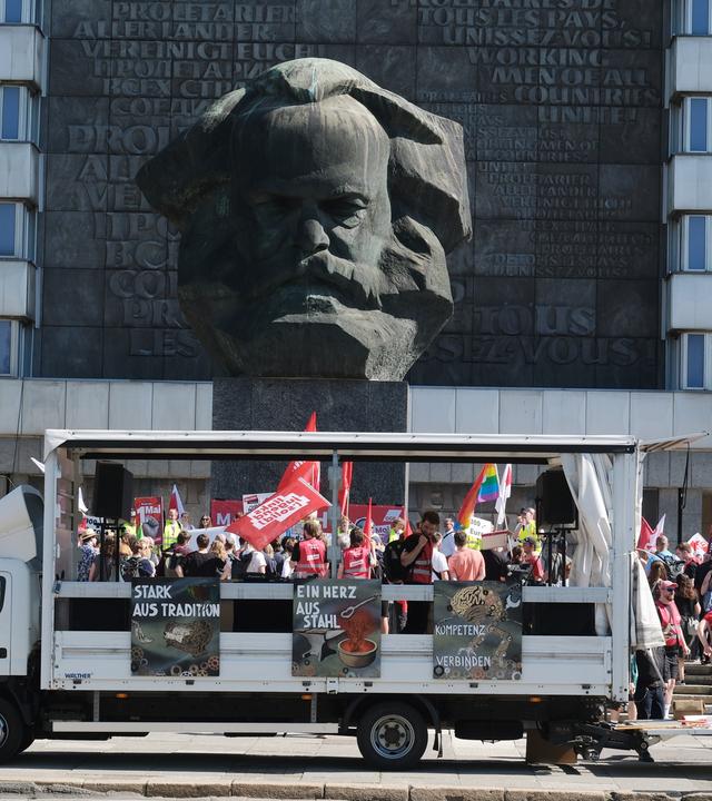 Teilnehmer einer Veranstaltung des Deutschen Gewerkschaftsbundes (DGB) versammeln sich am Karl-Marx-Monument. 