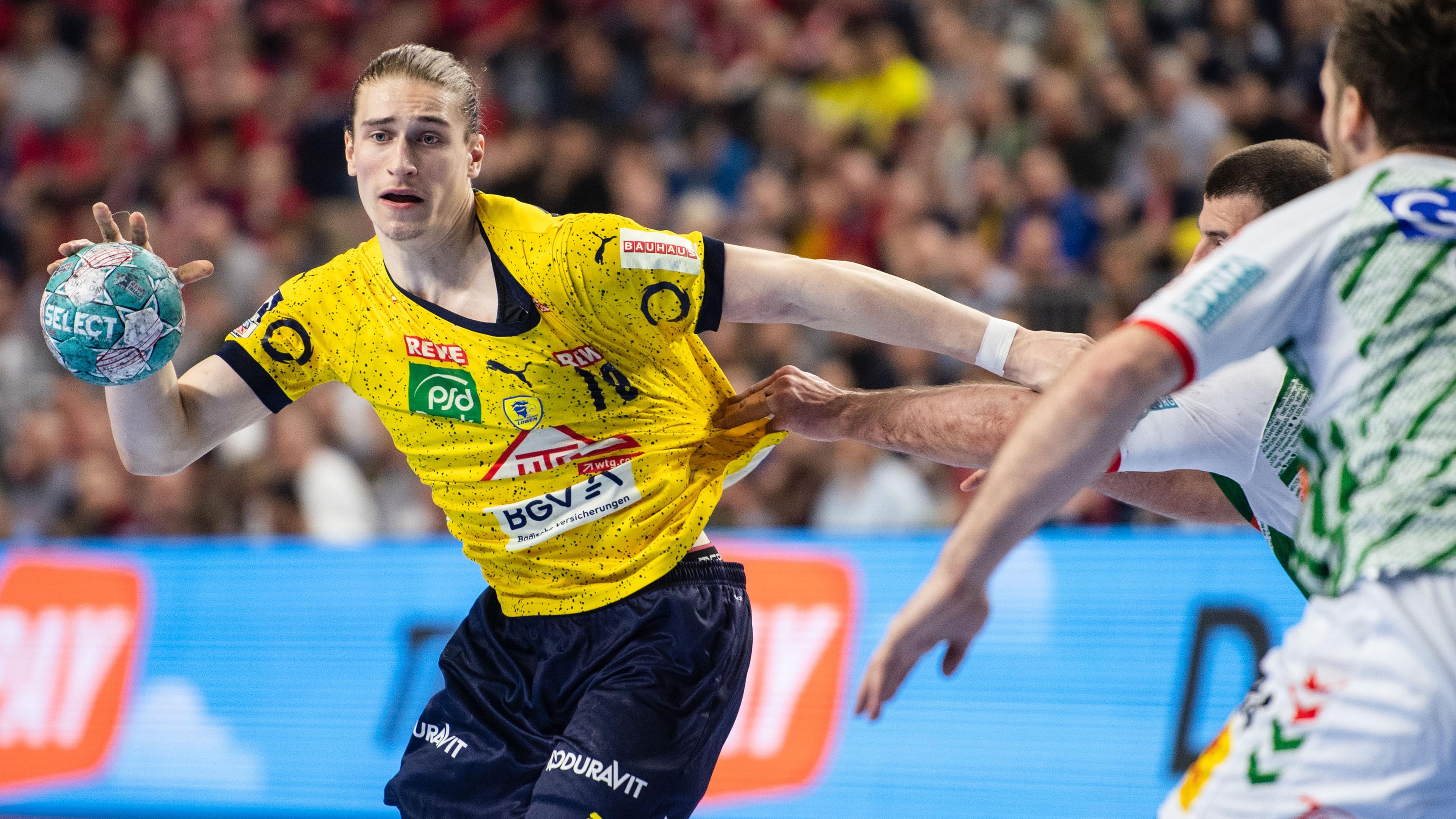 16.04.2023, Köln: Juri Knorr (Rhein-Neckar Löwen) spielt den Ball