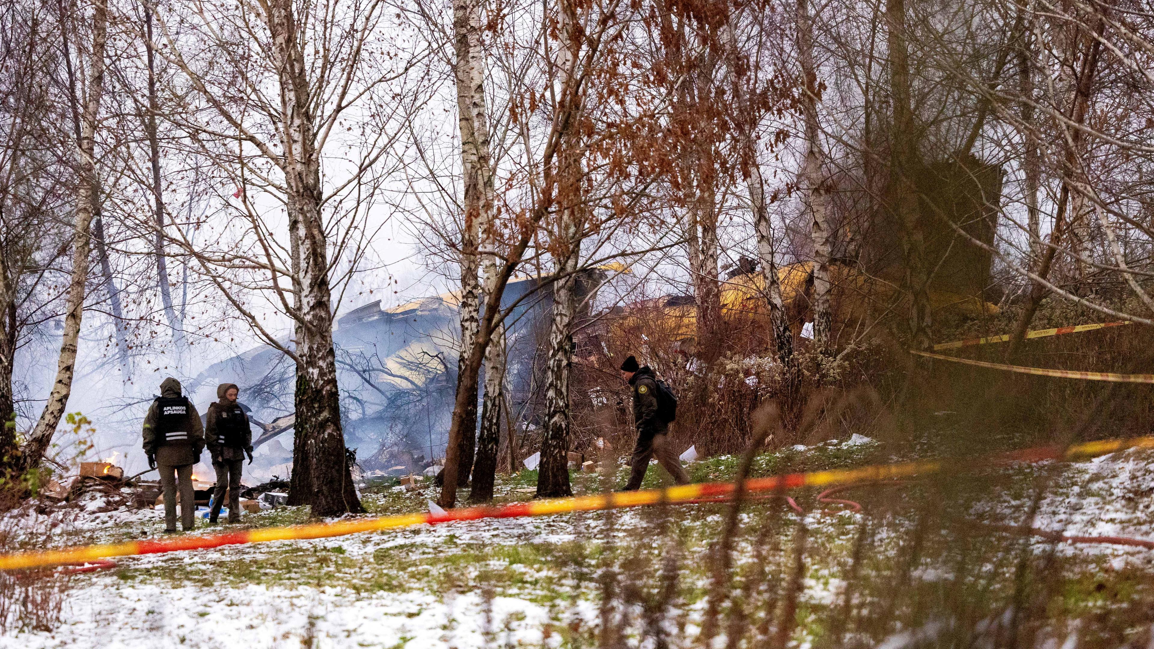 Rettungskräfte am Wracks des DHL-Frachtflugzeugs an der Absturzstelle in der Nähe des internationalen Flughafens Vilnius in Litauen