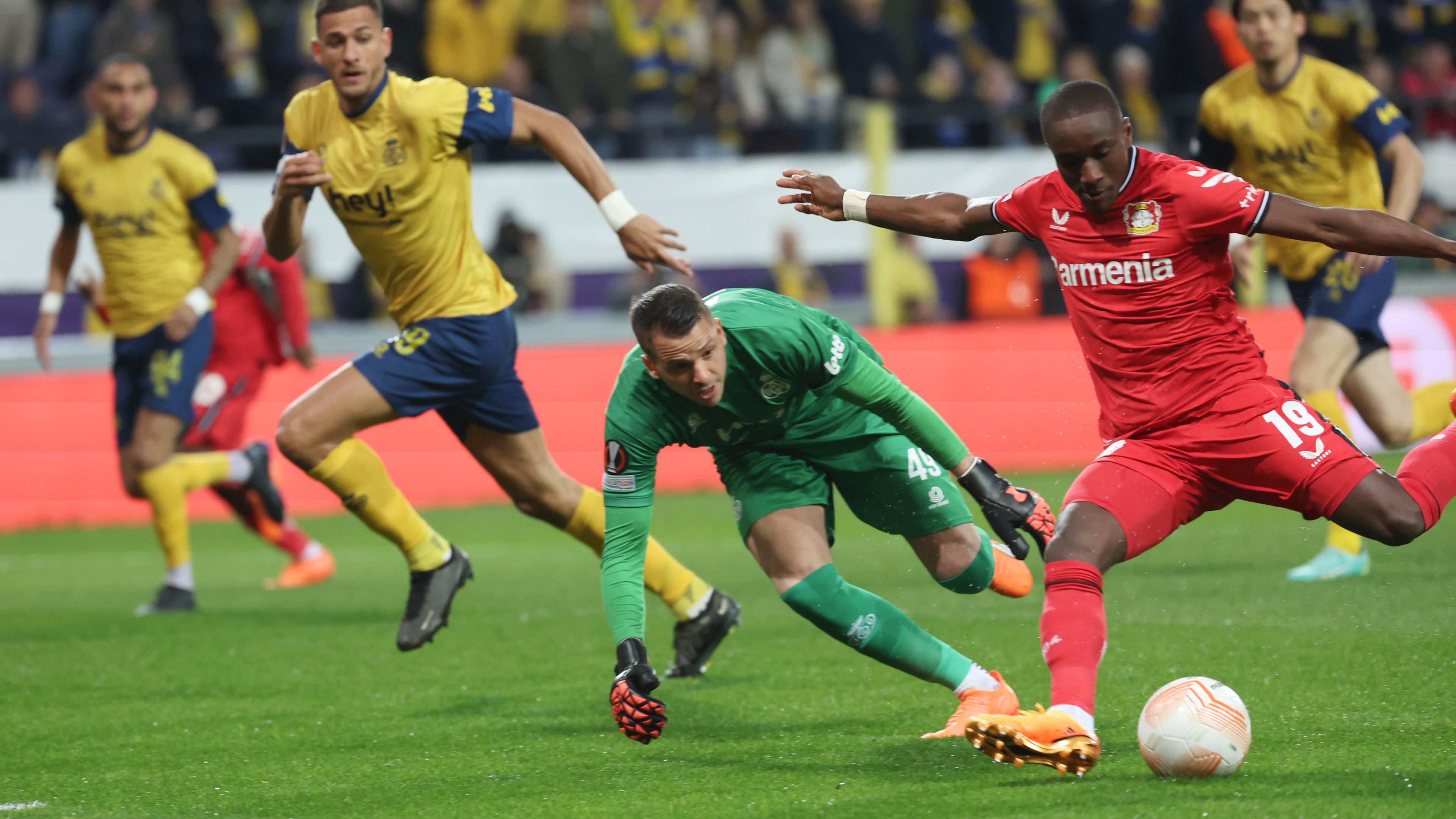 Der Leverkusener Moussa Diaby (Zweiter von rechts) trifft im Viertelfinal-Rückspiel der Europa League bei Union St. Gilloise zum 1:0
