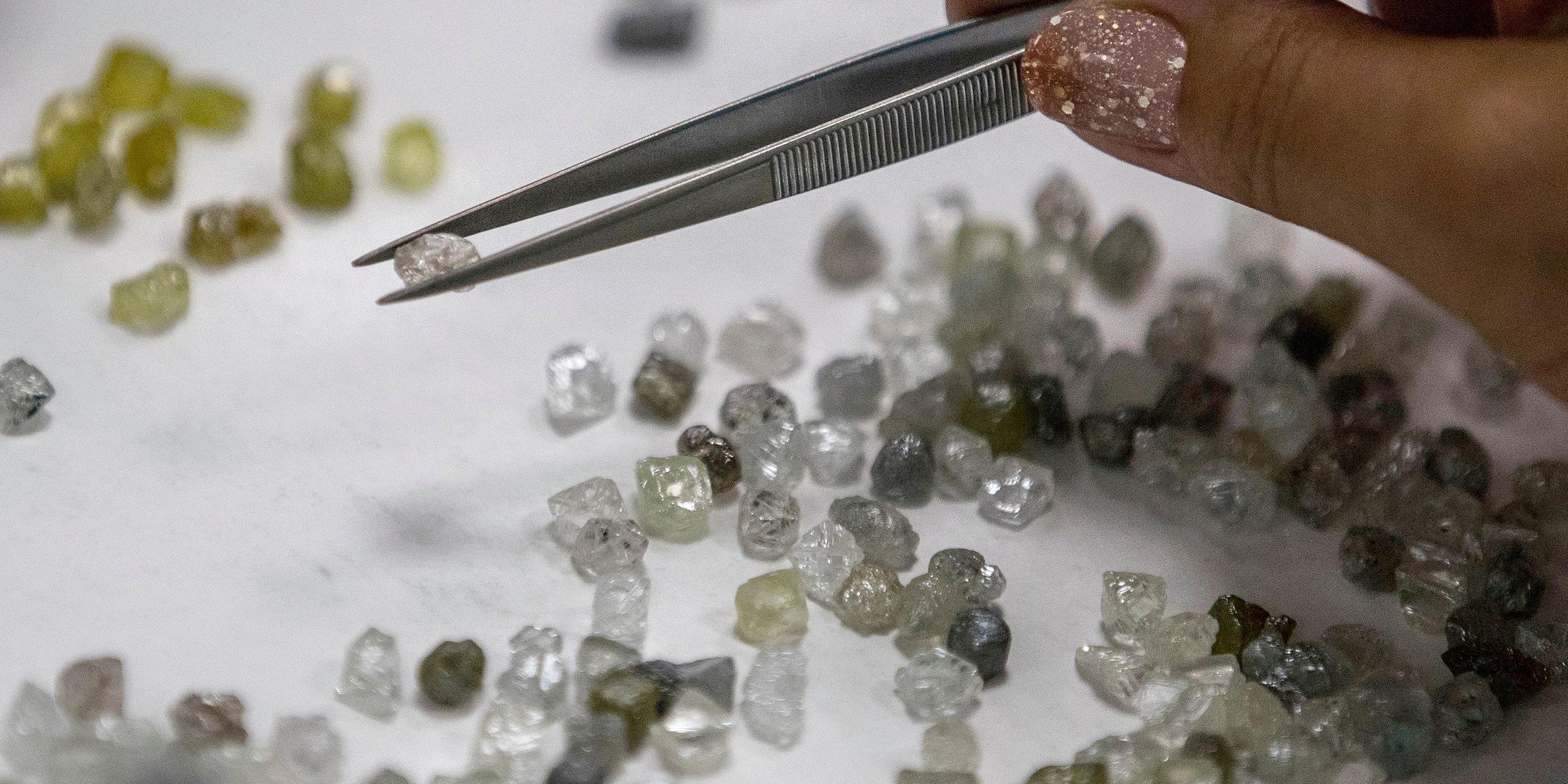 Russische Rohdiamanten im Alrosa Sortiercenter in Mimy, Russland