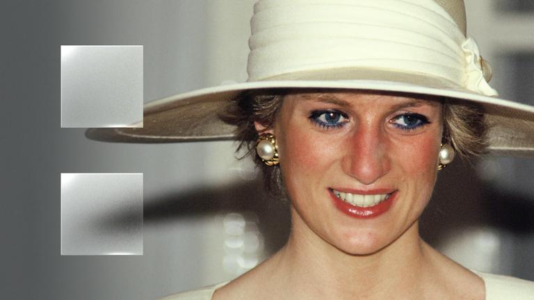 "ZDFzeit: Dianas letzte Nacht: Liebe, Leben, Legende": Montage: Links steht das legendäre "Versace-Dress" bei einer Ausstellung im Kensington Palace. Rechts ein Porträt von Diana in diesem Kleid und auf einer Couch liegend.