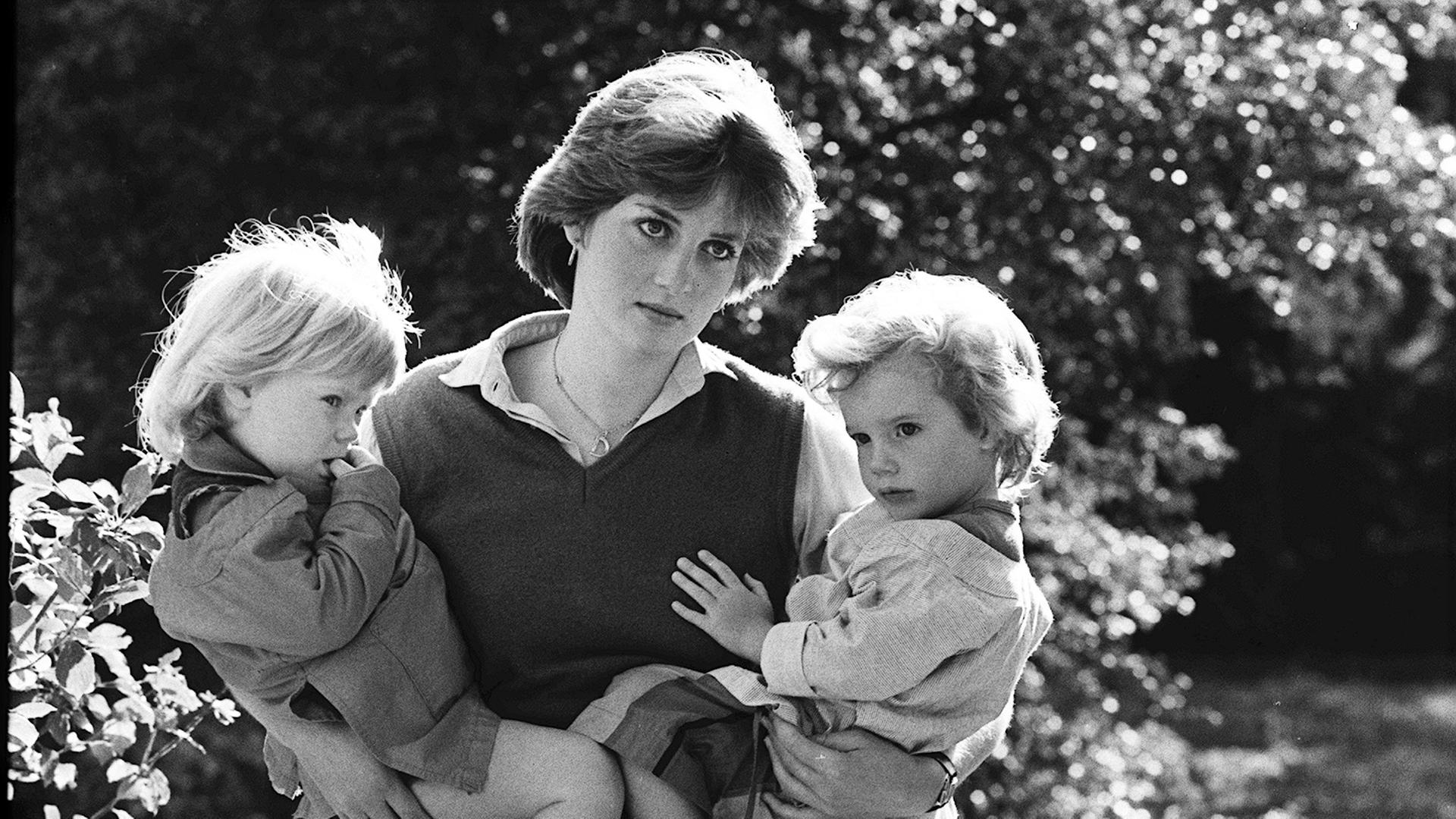 Lady Diana Spencer  mit zwei Kindern auf dem Arm