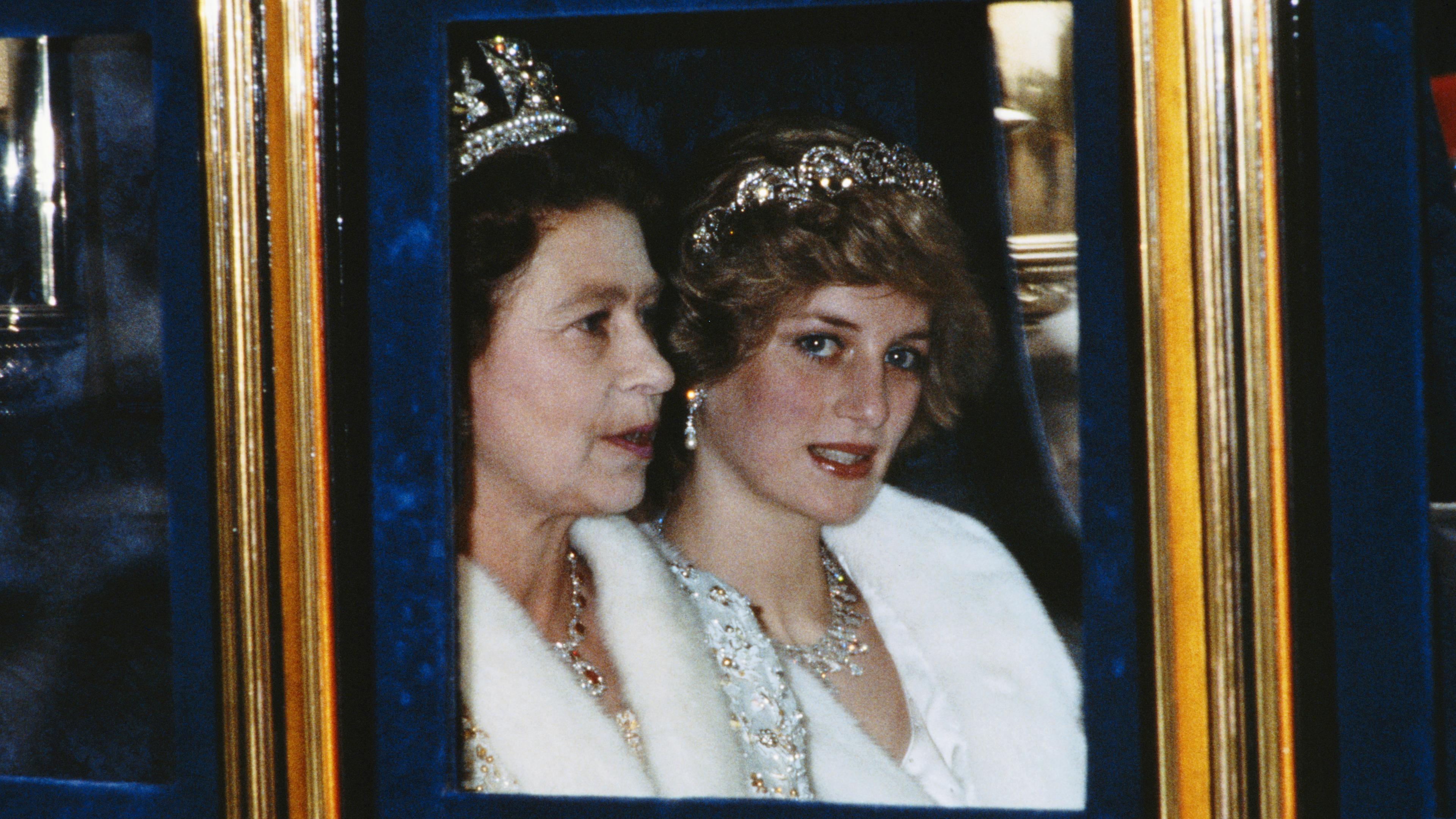 Elizabeth II. und Diana mit Krone im Auto 1982