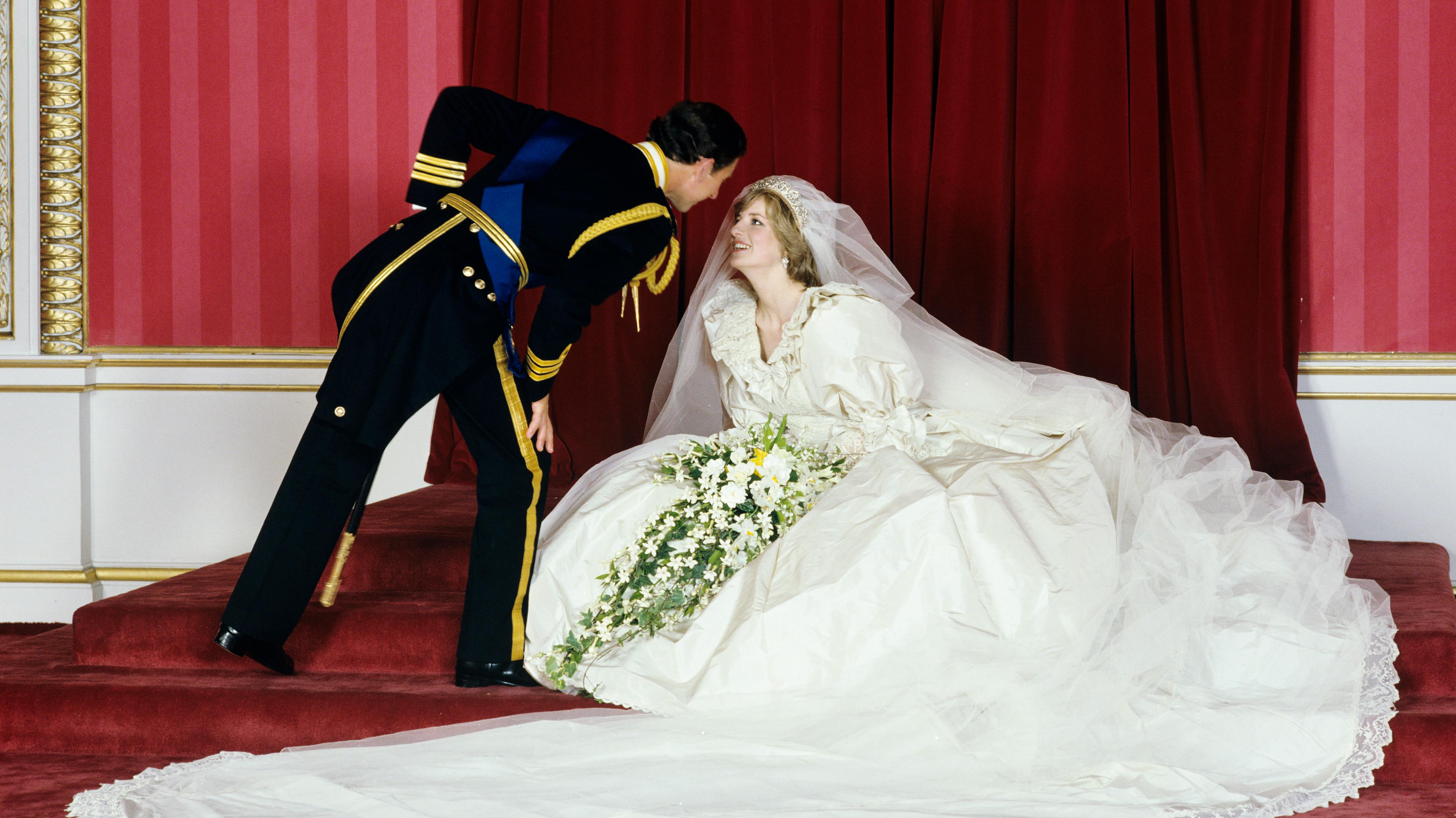 Prinzessin Diana im weißen Brautkleid, zu sich geneigt Prinz Charles