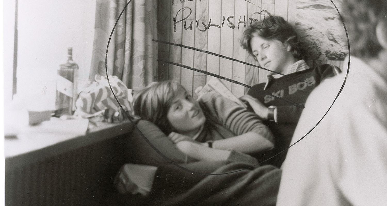 Lady Diana 1981 in ihrer Jugend auf dem Bett liegend