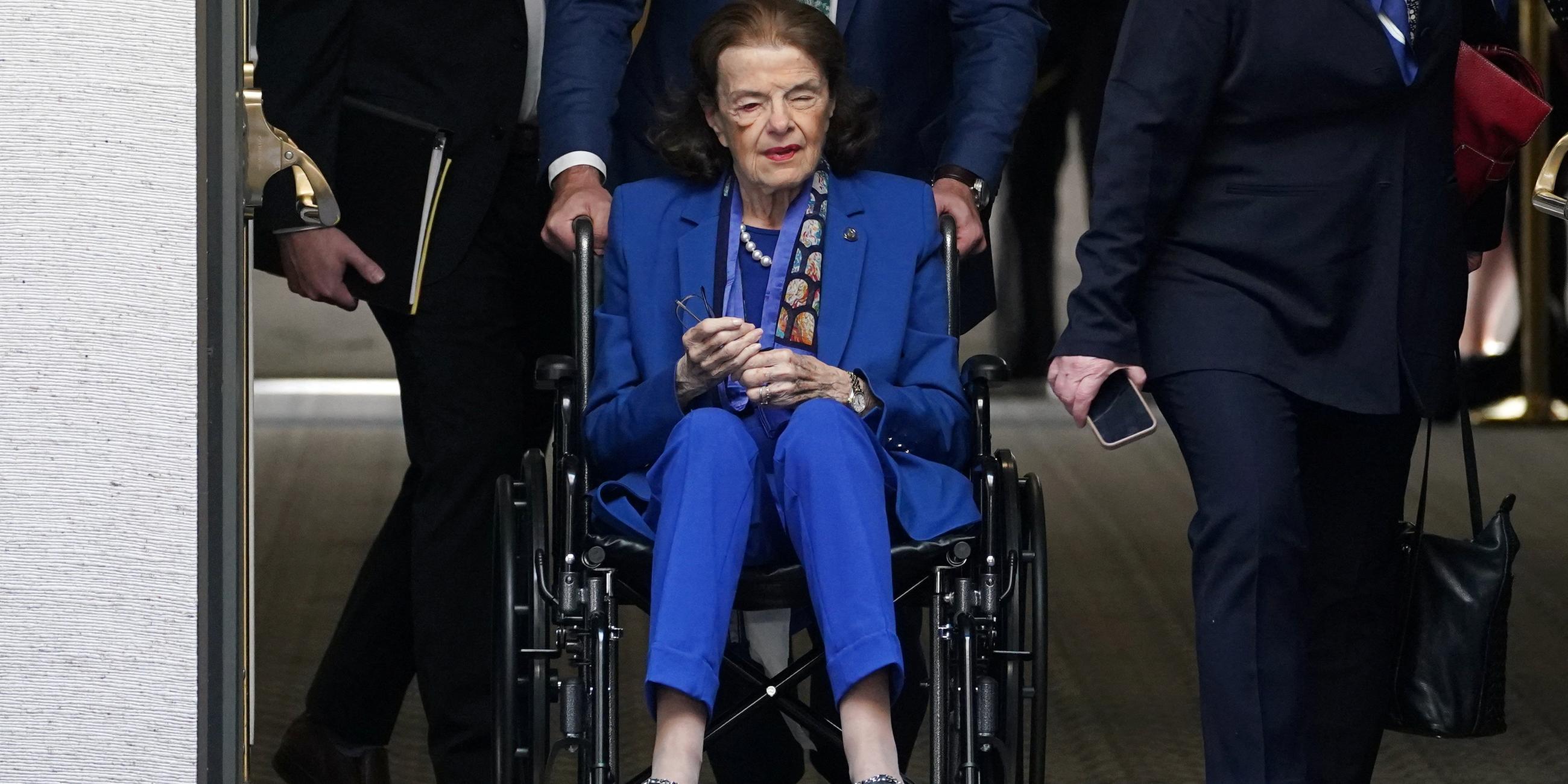 Dianne Feinstein, US-Senatorin, im Rollstuhl