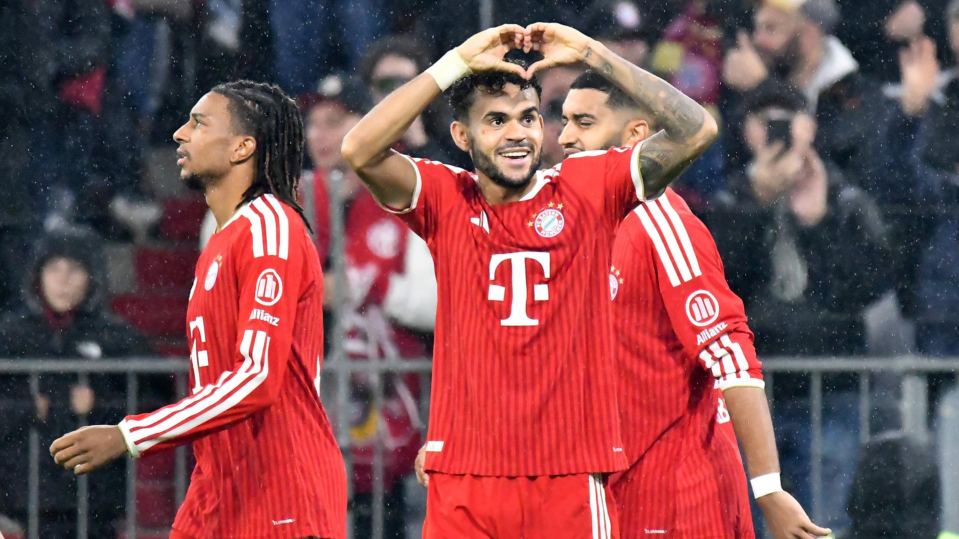 Bayerns Flügelspieler Luis Díaz formt nach seinem Treffer gegen RB Leipzig freudig ein Herz mit seinen Händen.