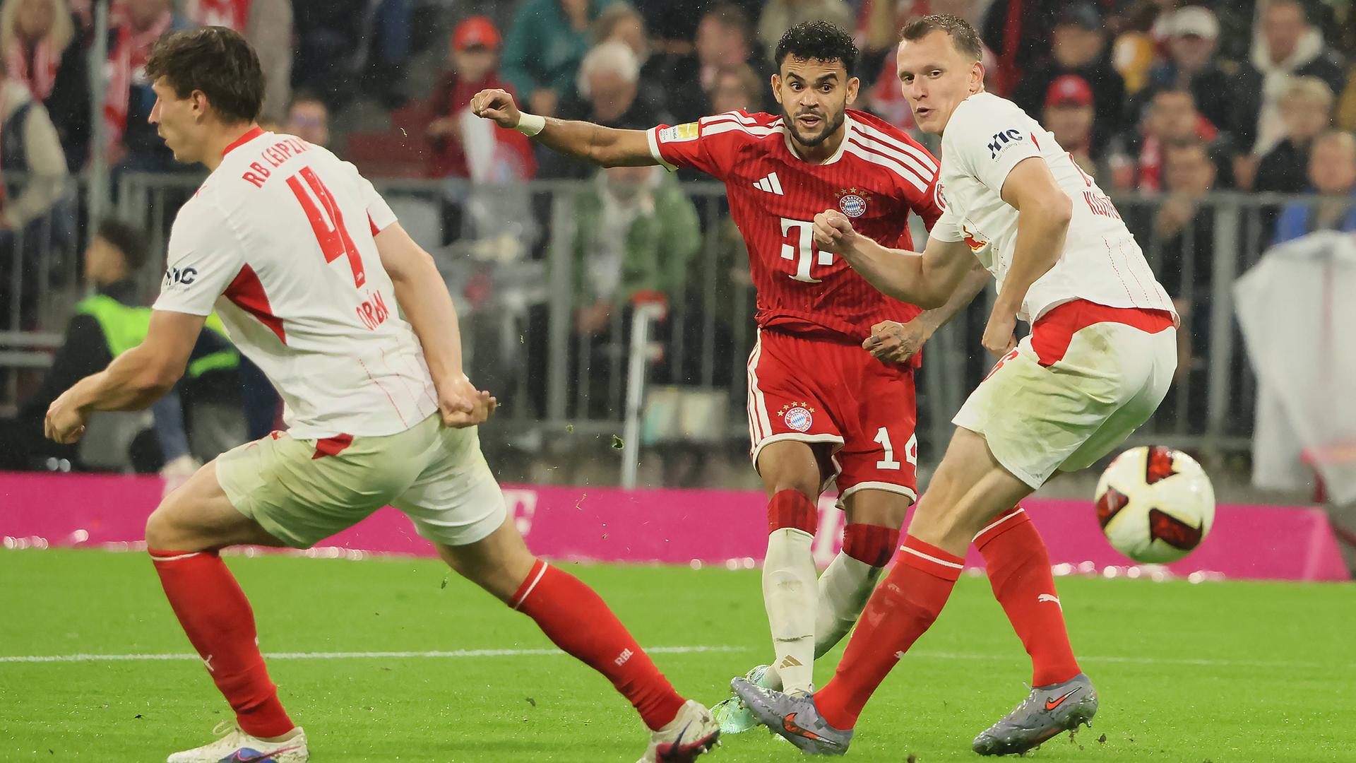 Bayerns Flügelspieler Luis Díaz schießt den Ball an seinem Gegenspieler Lukas Klostermann vorbei in Richtung des Tores