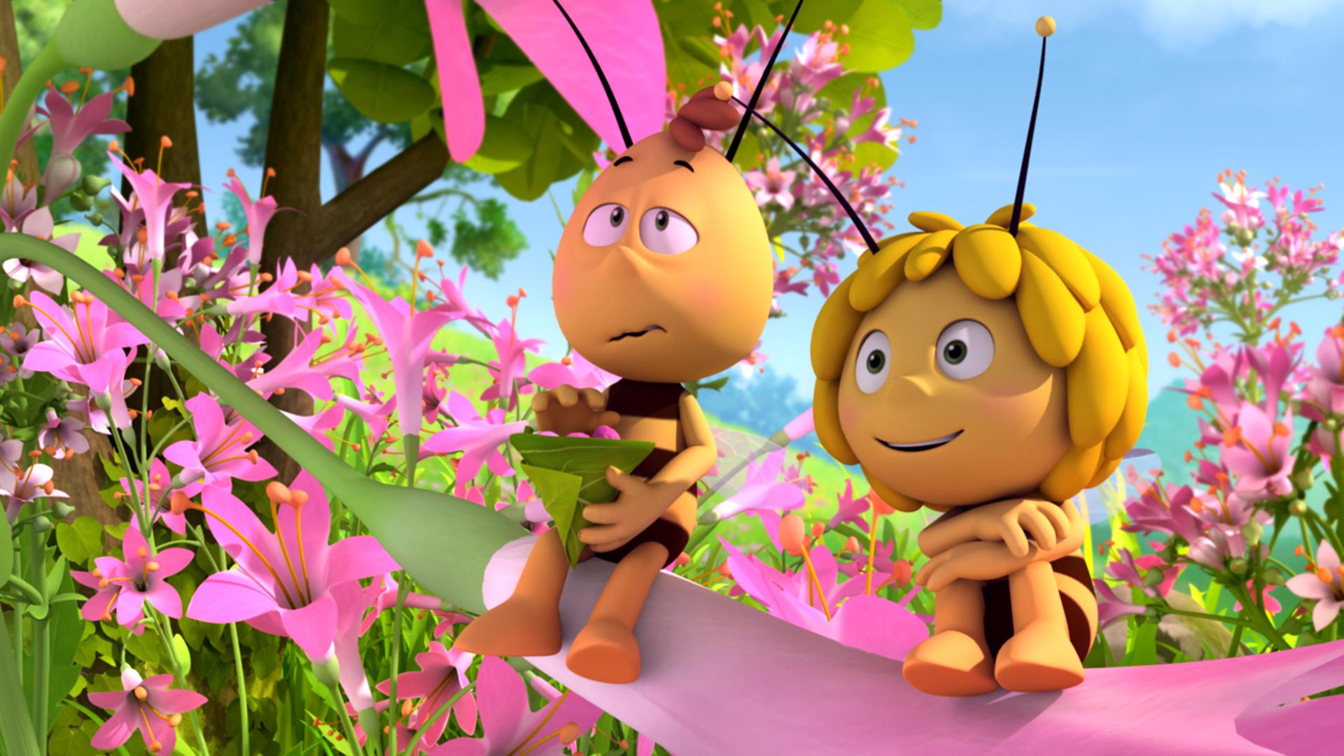 Maja und Willi sitzen auf einer Blume. Um sie herum sind viele rosafarbene Blüten. Die beiden blicken geradeaus, während Willi einen Snack in der Hand hält.