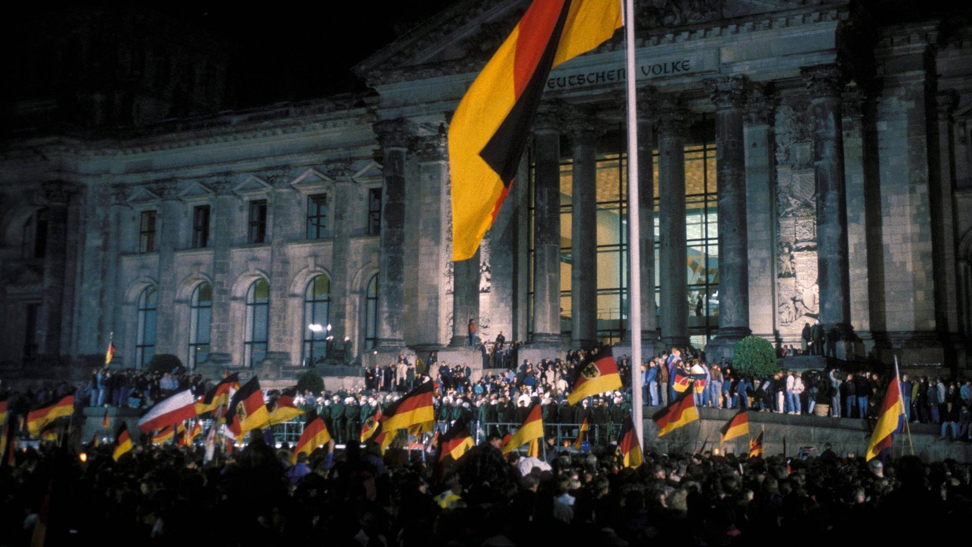 "Die 90er - Jahrzehnt der Chancen: 1990 -1992: Einheitsrausch und Eierwürfe":Wiedervereinigungsfeier vor dem Berliner Reichstag.