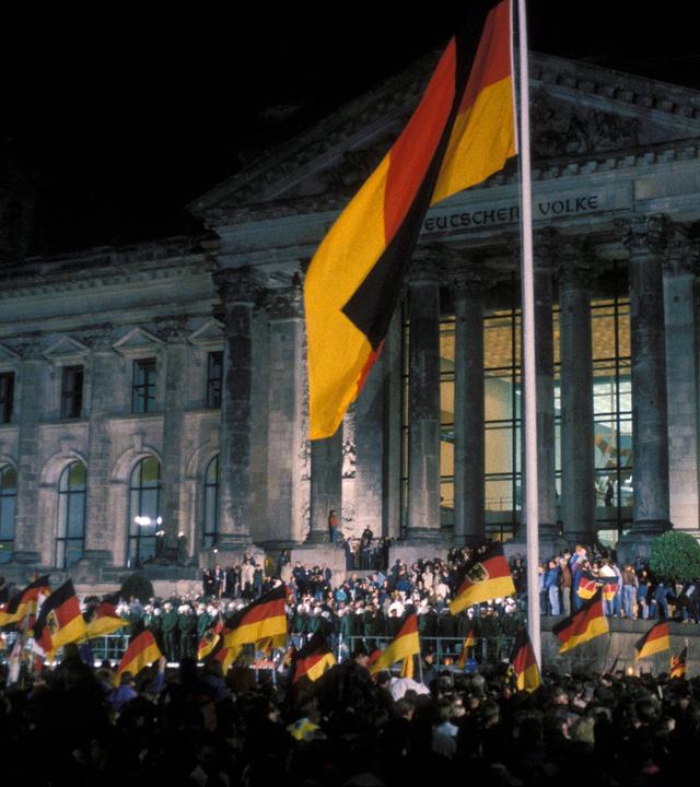 "Die 90er - Jahrzehnt der Chancen: 1990 -1992: Einheitsrausch und Eierwürfe":Wiedervereinigungsfeier vor dem Berliner Reichstag.