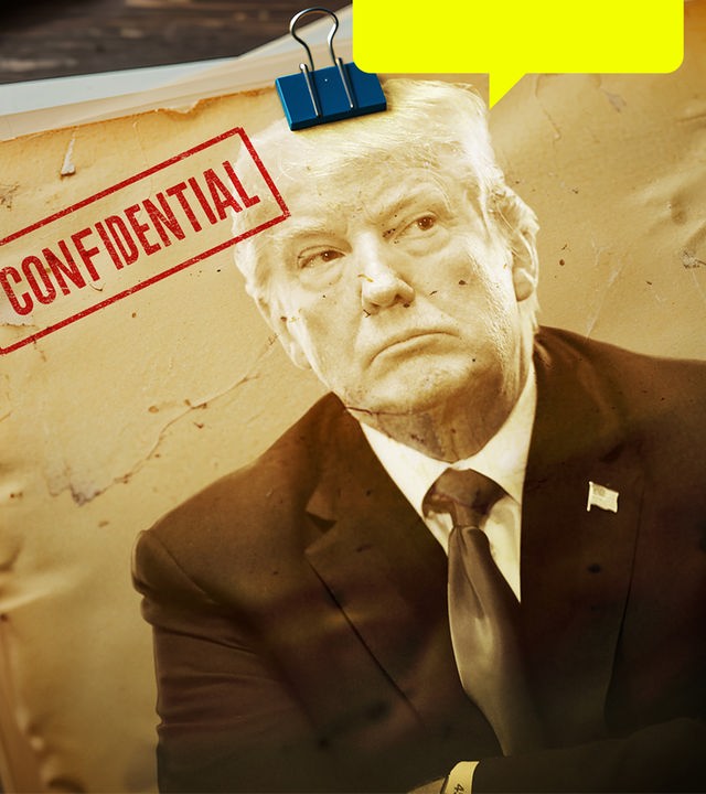 Collage: Eine Akte mit Bild von Trump mit dem Stempelaufdruck Confidential und vielen Blättern, die rausschauen, liegt auf einem Tisch