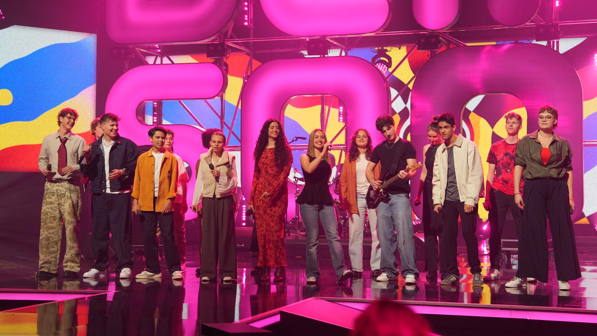 Alle Kandidatinnen und Kandidaten der 18. Staffel von "Dein Song" performen ihren Allstars-Song "Hand in Hand" auf der Bühne im großen "Dein Song"-Finale.
