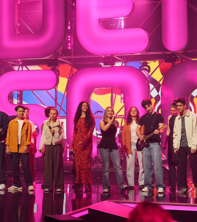 Alle Kandidatinnen und Kandidaten der 18. Staffel von "Dein Song" performen ihren Allstars-Song "Hand in Hand" auf der Bühne im großen "Dein Song"-Finale.