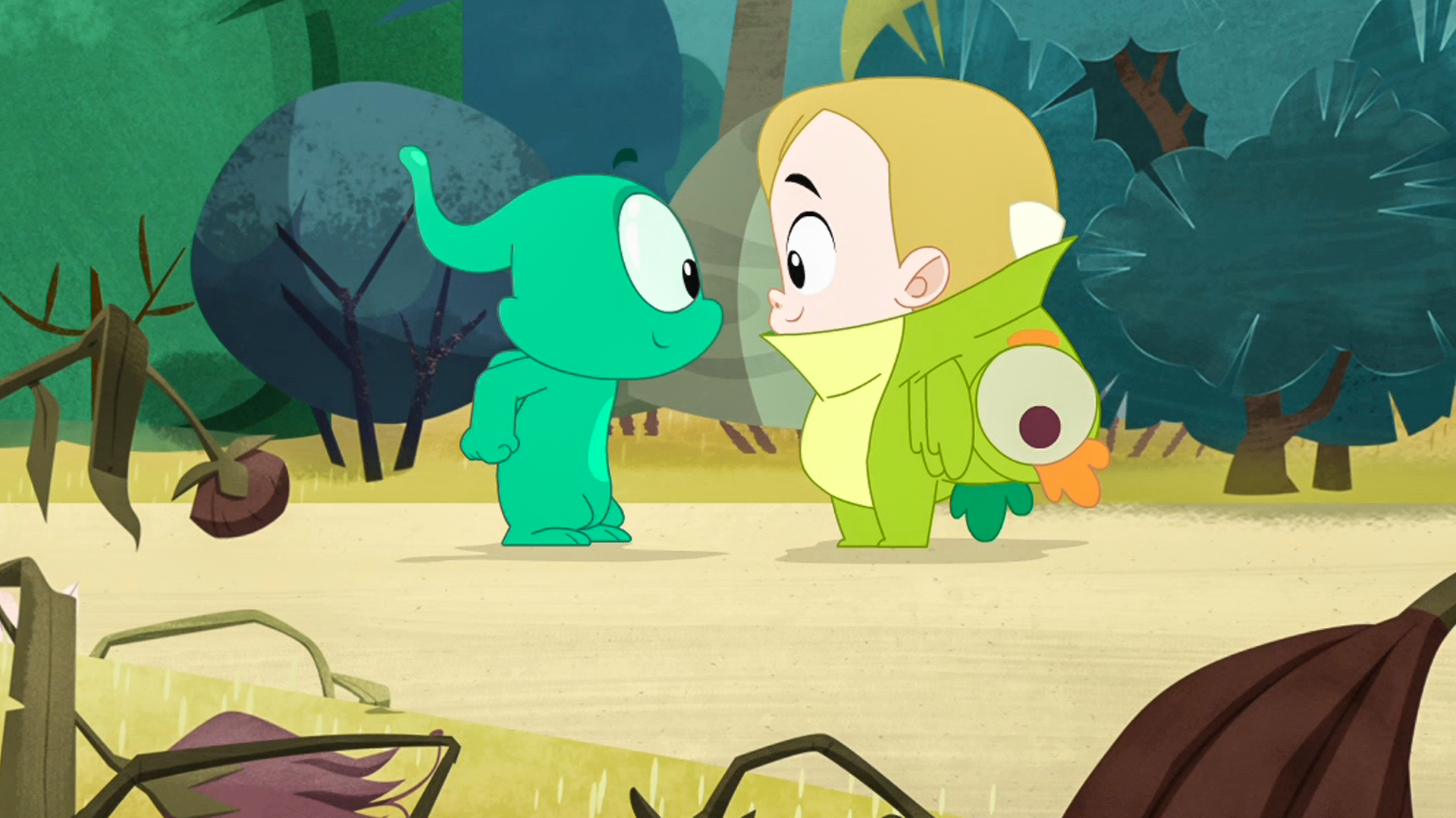 Ernest und Marie-Agnes' kleiner Cousin Basti stehen sich gegenüber. Basti hat ein grünes Drachenkostüm an.