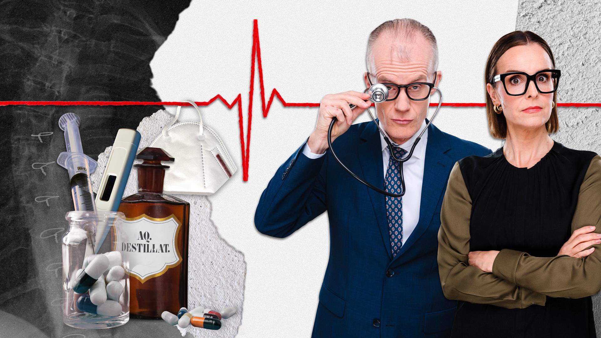 Rechts im Bild befinden sich Maike Kühl und Max Uthoff, der ein Stethoskop hält. Hinter den beiden verläuft eine rote Linie, die wie eine Herzschlagkurve aussieht. Links in der Collage befinden sich mehrere medizinische Gegenstände: Spritzen, Tabletten und Kapseln, eine Schutzmaske sowie eine braune Glasflasche mit einem historischen Etikett, auf dem "Aq. Destillat" steht.