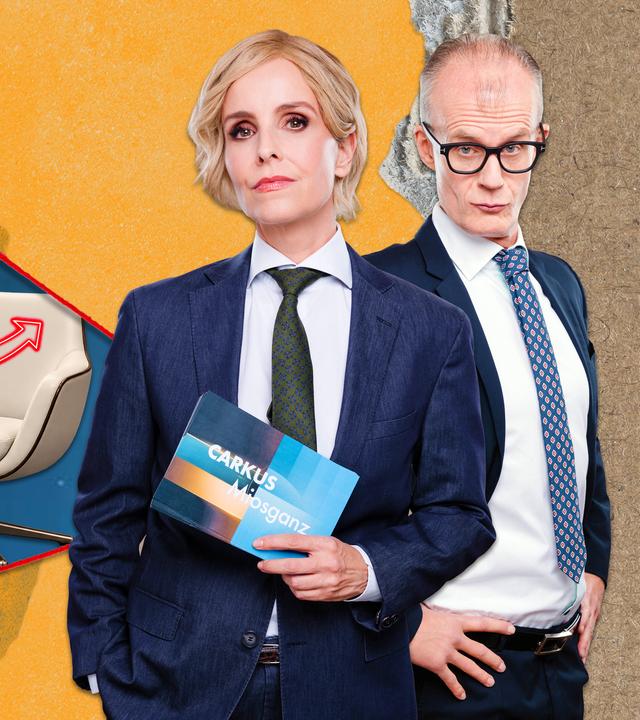 Rechts im Bild stehen Max Uthoff und Maike Kühl, die eine Moderationskarte mit der Aufschrift "CARKUS Miosganz" hält. Links im Bild befinden sich zwei leere Sessel, zwischen den Sesseln steht ein kleiner runder Tisch.