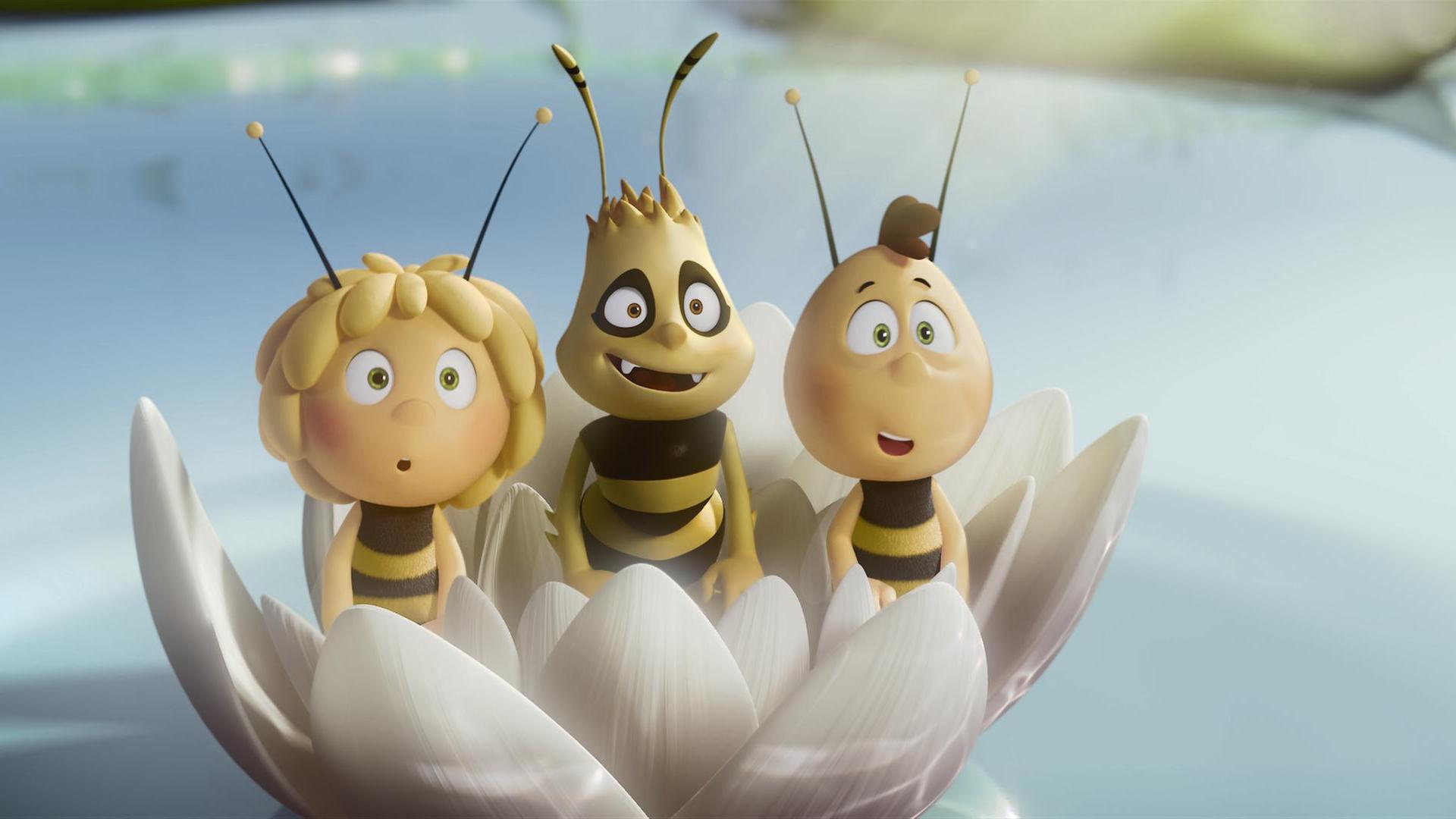 Maja, Hornisse Fetzer und Willi sitzen in einer Seerose