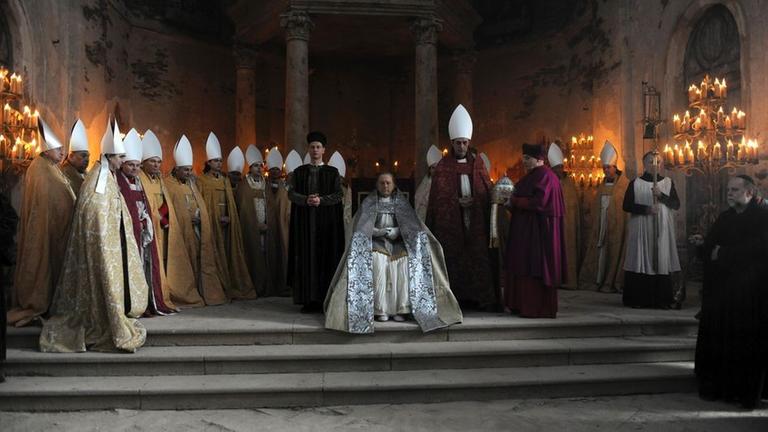 Rodrigo Borgia (John Doman) wird in der alten Peterskirche zum Papst gekrönt