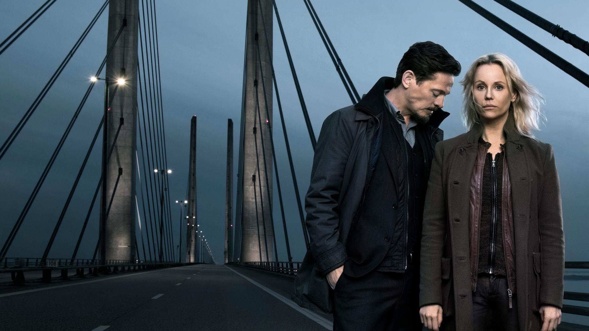 "Die Brücke IIII - Das Finale": Die Hauptdarsteller der Serie, Thure Lindhardt und Sofia Helin, stehen auf einer Brücke.