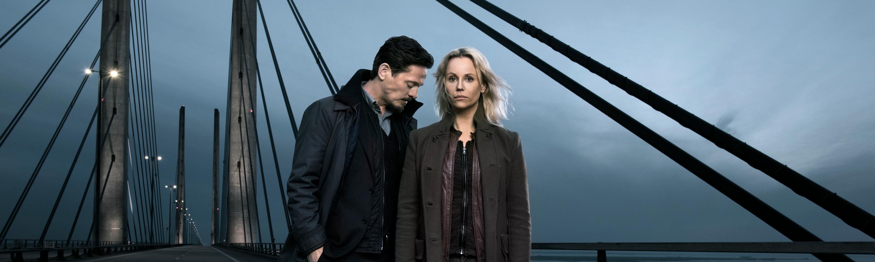 "Die Brücke IIII - Das Finale": Die Hauptdarsteller der Serie, Thure Lindhardt und Sofia Helin, stehen auf einer Brücke.