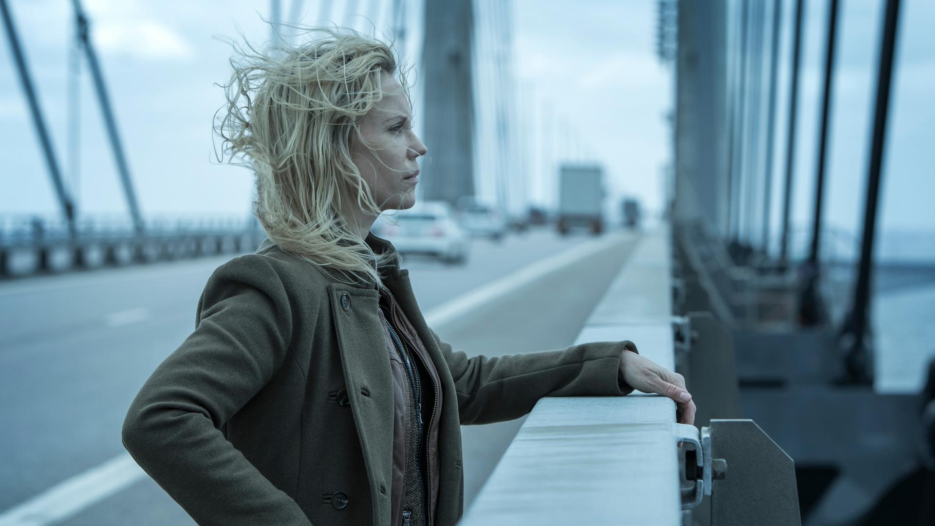 Die Brücke - Das Finale (4): Saga (Sofia Helin) steht auf der Öresundbrücke, die Schweden und Dänemark verbindet.