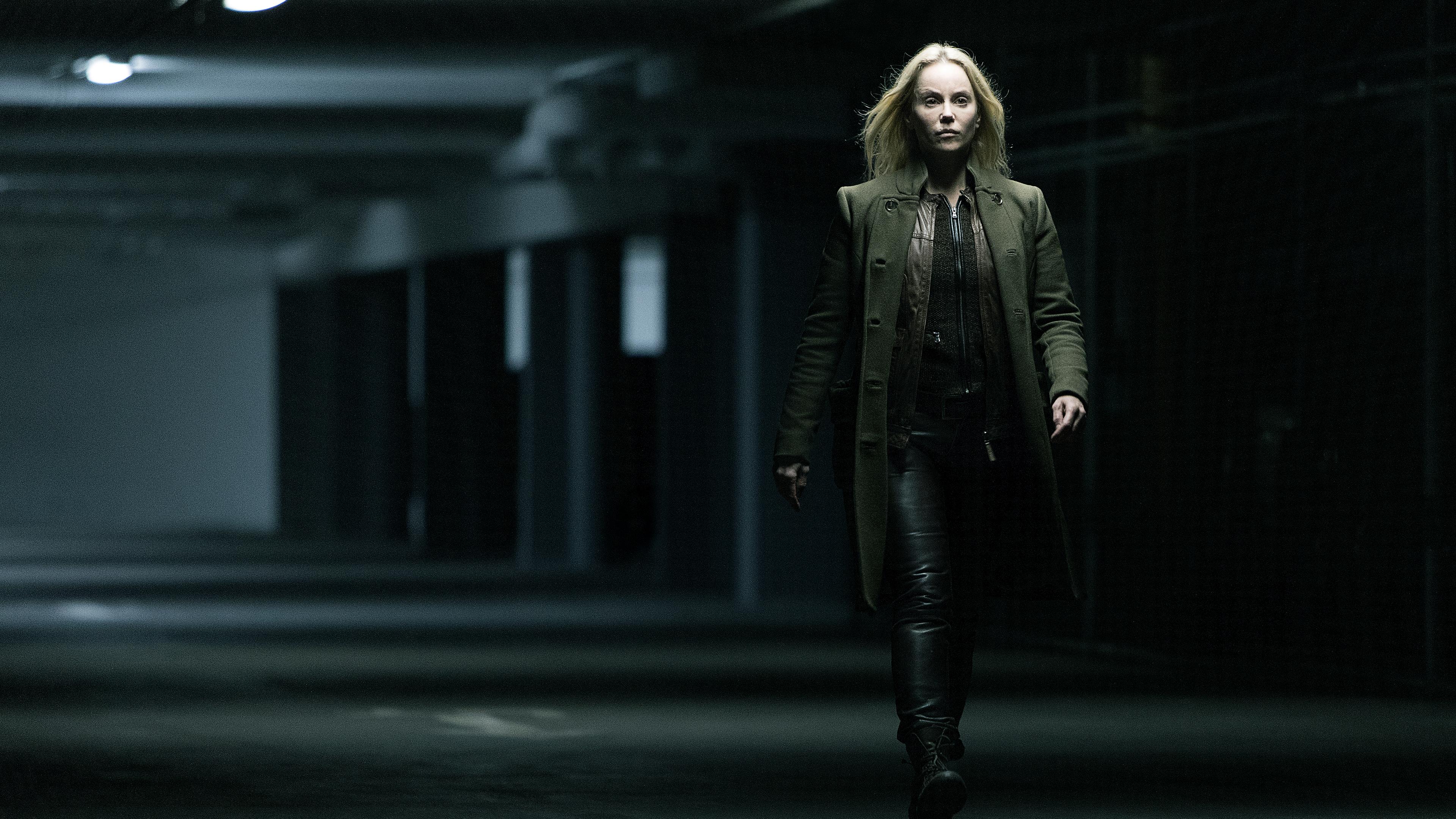 "Die Brücke IIII - Das Finale": Saga (Sofia Helin) geht durch ein Parkhaus.