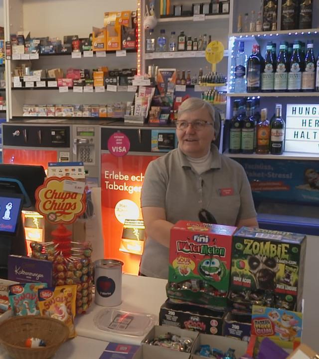 Nonne die hinter der Kiosk Theke steht 