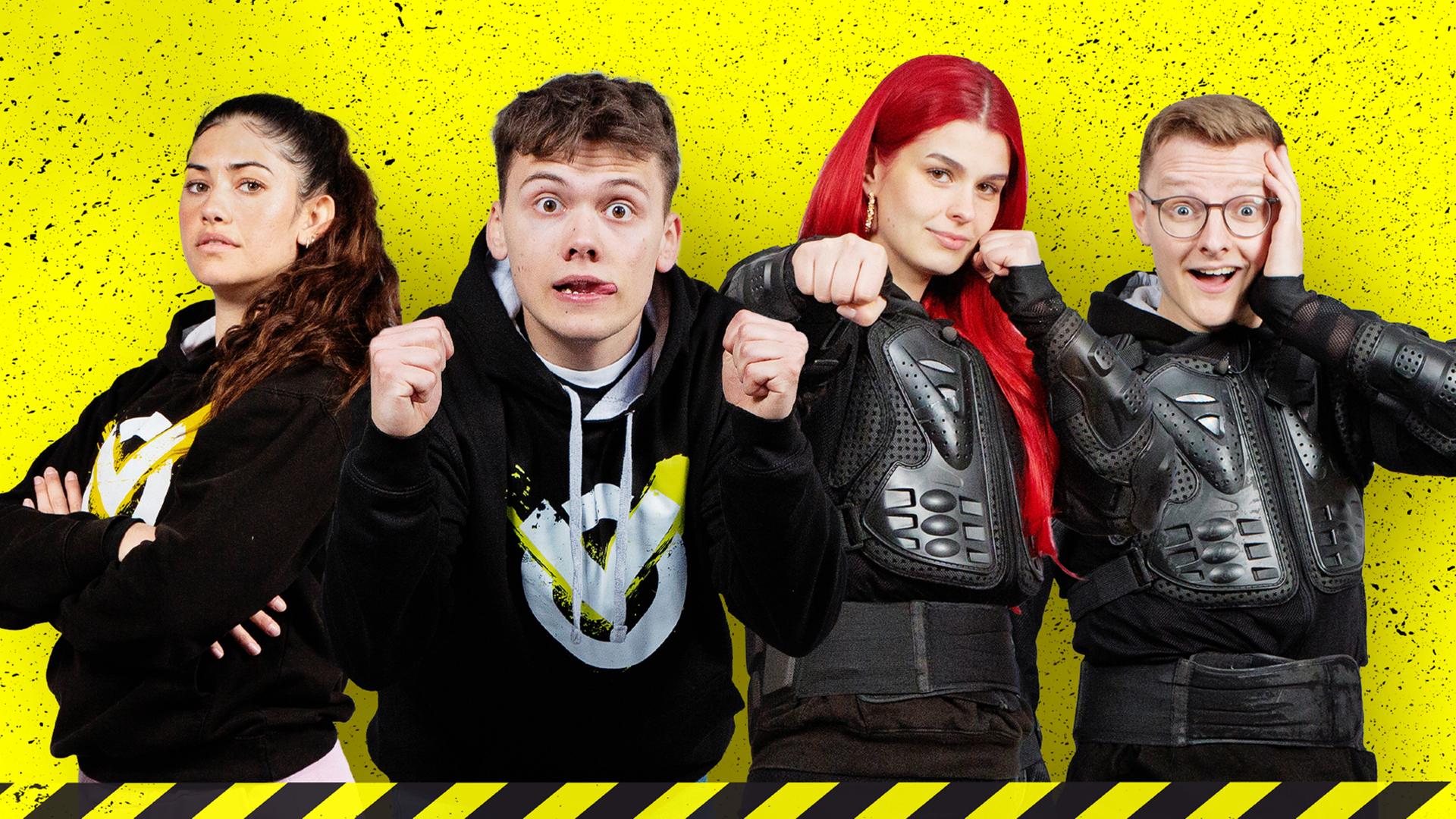 Die Creator Jeannie Wagner, Noel Dederichs, Anna Gazanis und Heiko Castcrafter vor einem gelben Hintergrund. 