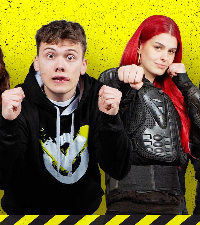 Die Creator Jeannie Wagner, Noel Dederichs, Anna Gazanis und Heiko Castcrafter vor einem gelben Hintergrund. 