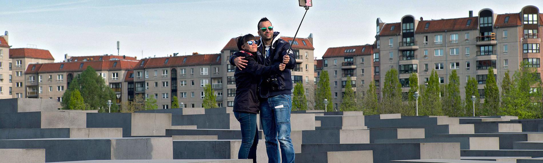 "Die Deutschen und der Holocaust - Schluss mit Schlussstrich?": Junges Paar macht Selfie auf dem Holocaust-Mahnmal in Berlin - 2015