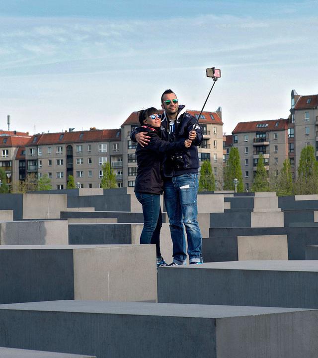 "Die Deutschen und der Holocaust - Schluss mit Schlussstrich?": Junges Paar macht Selfie auf dem Holocaust-Mahnmal in Berlin - 2015