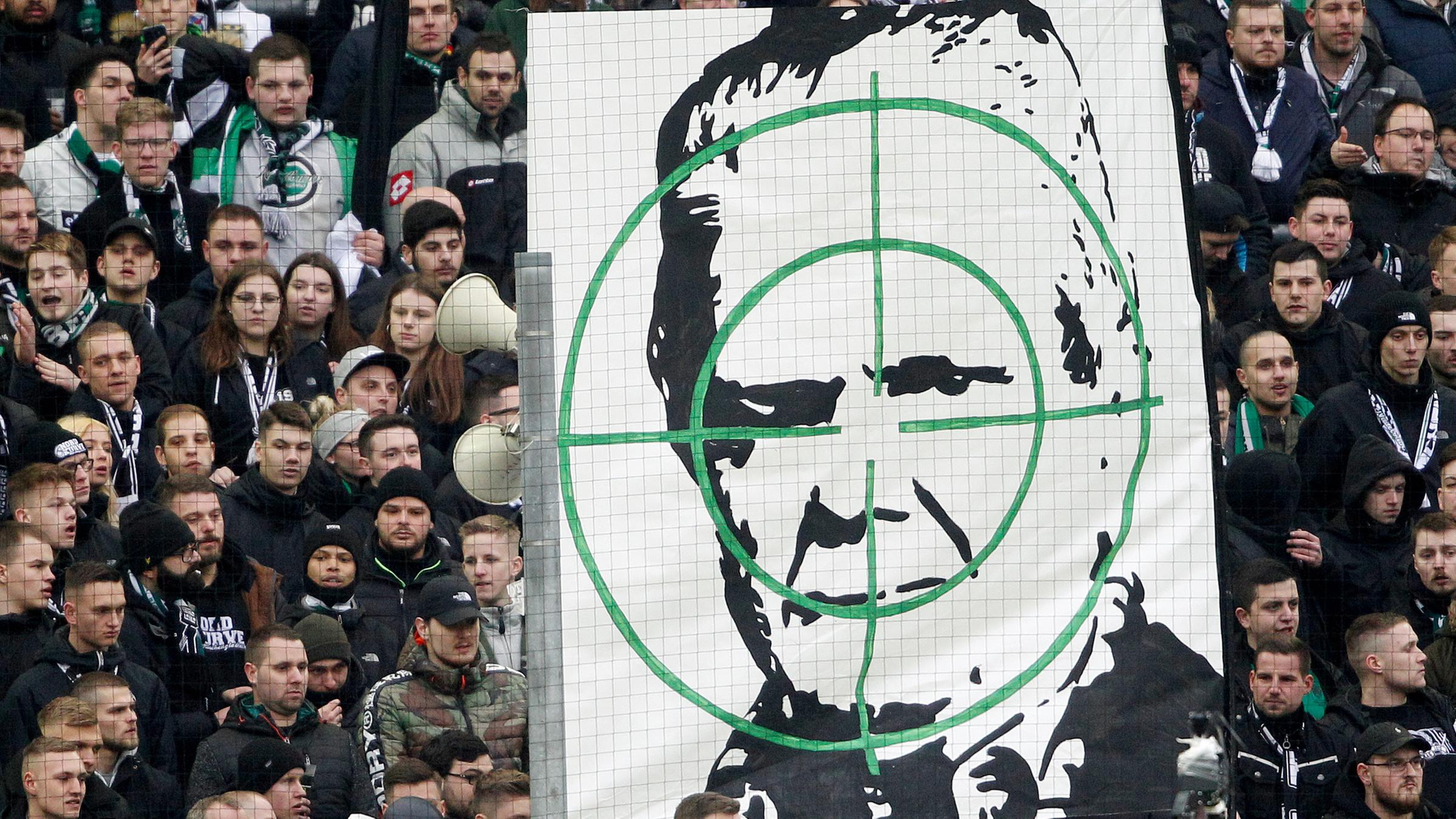 Archiv: 22.02.2020 Ultras zeigen ein Transparent mit dem Konterfei von Dietmar Hopp in Mönchengladbach.