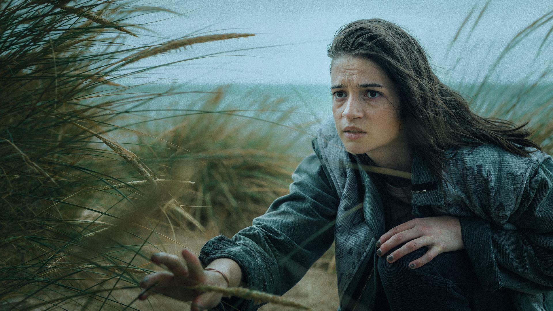 "Die Düsteren - Die Insel": Soma (Lisa-Marie Koroll) befindet sich in den Dünen.
