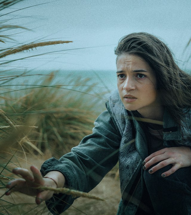 "Die Düsteren - Die Insel": Soma (Lisa-Marie Koroll) befindet sich in den Dünen.