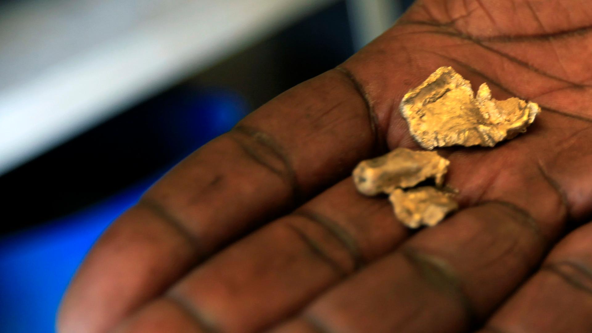 "Die Entstehung der Erde: Gold aus dem All": Goldstücke in einer Hand.