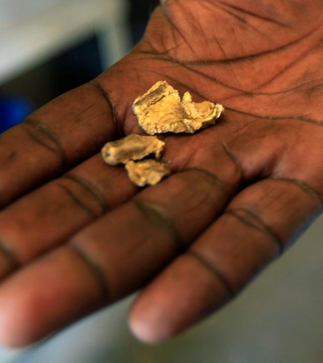 "Die Entstehung der Erde: Gold aus dem All": Goldstücke in einer Hand.