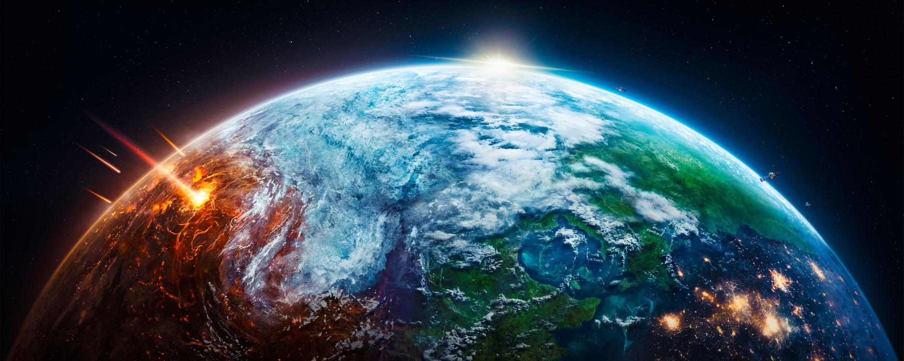 Animiertes Bild der Erdkugel vom All aus gesehen. Die Erdoberfläche wird links von brennenden Meteoriten getroffen, der obere Pol ist mit Eis bedeckt, daneben sind grüne Flächen, sowie ganz rechts mehrere kleinere helle Explosionen.