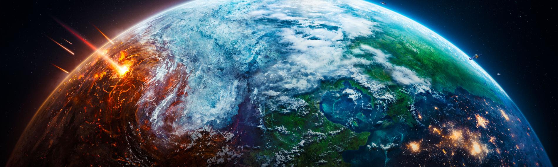 Animiertes Bild der Erdkugel vom All aus gesehen. Die Erdoberfläche wird links von brennenden Meteoriten getroffen, der obere Pol ist mit Eis bedeckt, daneben sind grüne Flächen, sowie ganz rechts mehrere kleinere helle Explosionen.