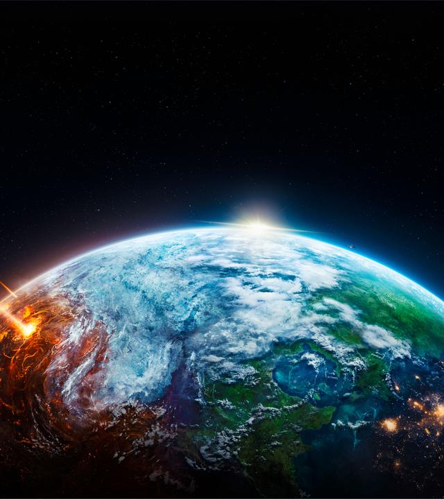 Animiertes Bild der Erdkugel vom All aus gesehen. Die Erdoberfläche wird links von brennenden Meteoriten getroffen, der obere Pol ist mit Eis bedeckt, daneben sind grüne Flächen, sowie ganz rechts mehrere kleinere helle Explosionen.