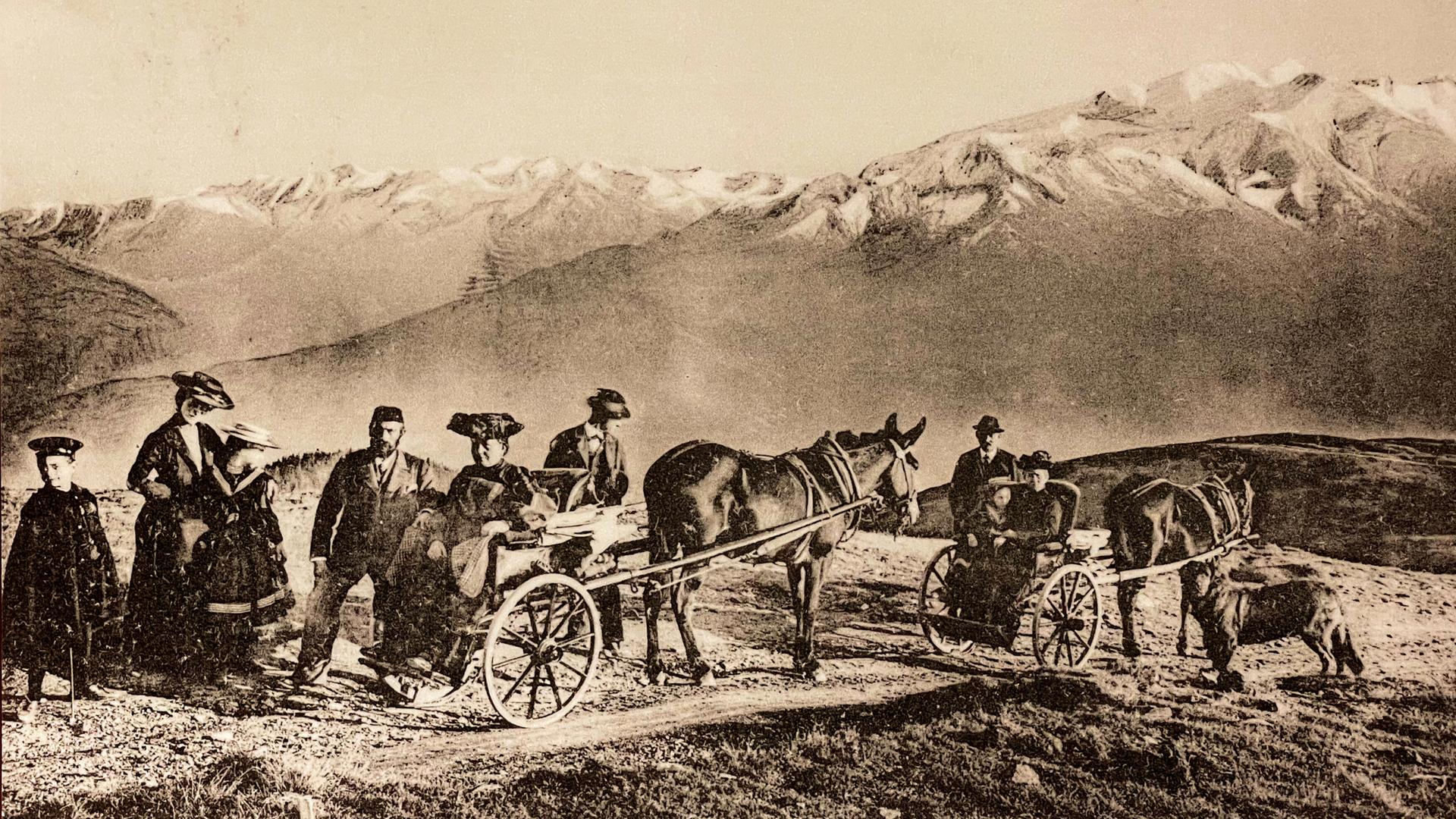 Historische Aufnahme von Menschen mit Eselsfuhrwerken in den Bergen