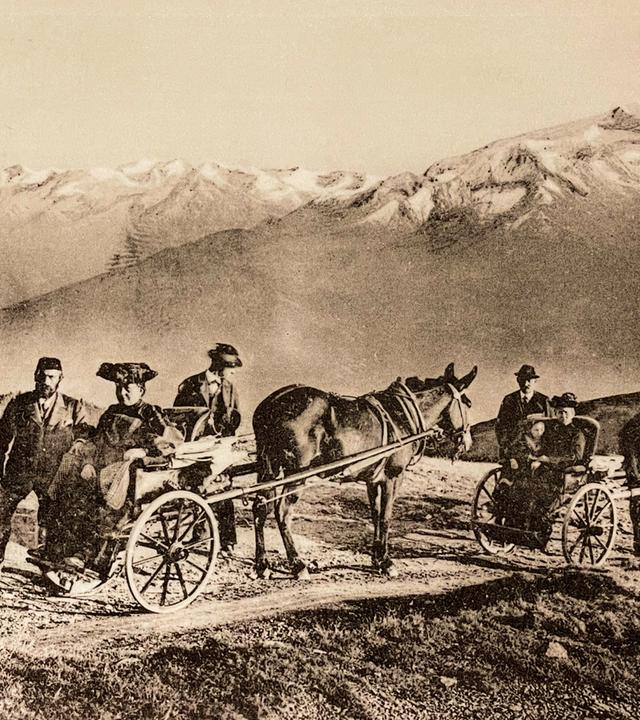 Historische Aufnahme von Menschen mit Eselsfuhrwerken in den Bergen